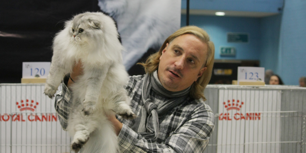 Steven Meserve shows a Scottish fold to the audience